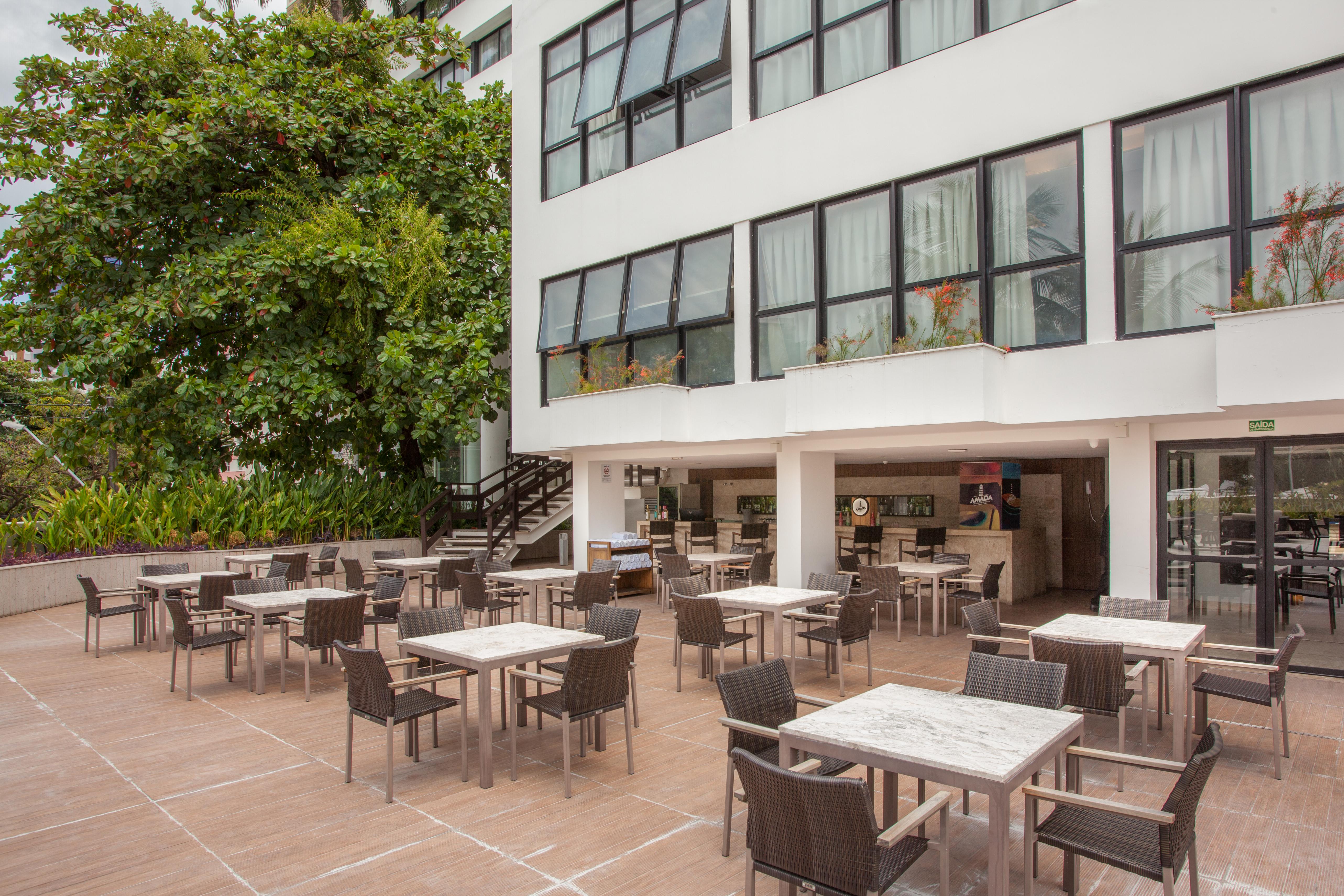 Wish Hotel Da Bahia Сальвадор Экстерьер фото The courtyard of the hotel