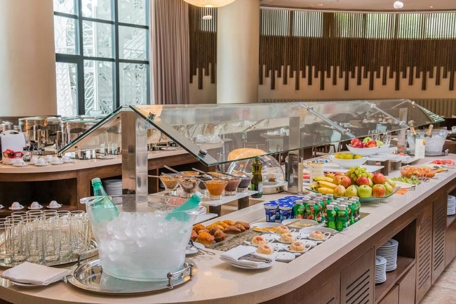 Wish Hotel Da Bahia Сальвадор Экстерьер фото A buffet at a hotel